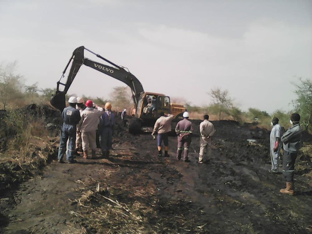 South Sudan oil workers attempting to contain the spill. Photo by: Nile Institute of Environmental Health.