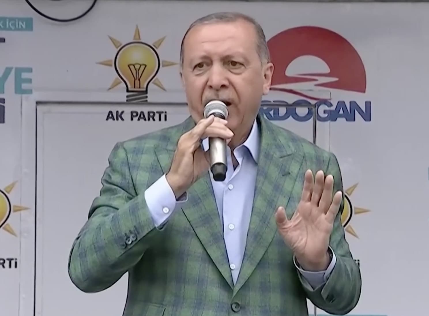 AKP presidential candidate, Erdogan holding his last rally in İstanbul before the 2018 election. Photo by VOA.