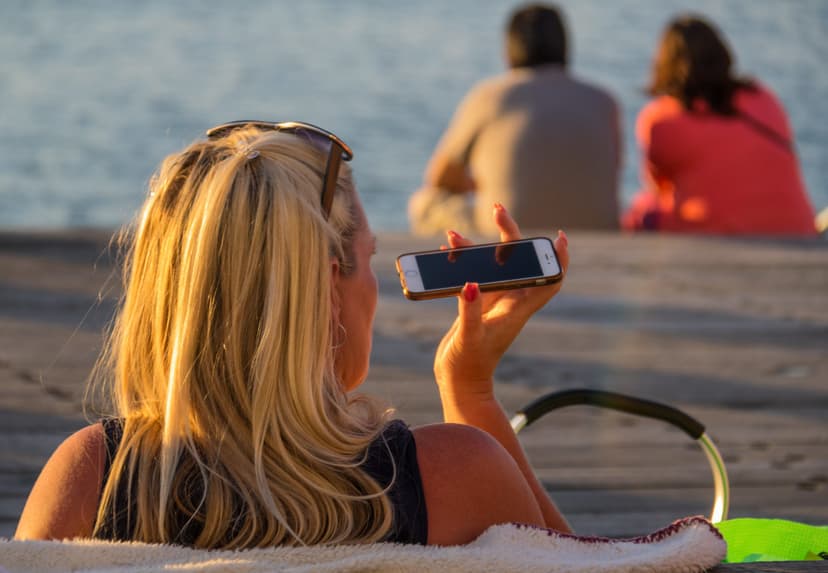 Girl with smartphone. Photo by: Susanne Nilsson.