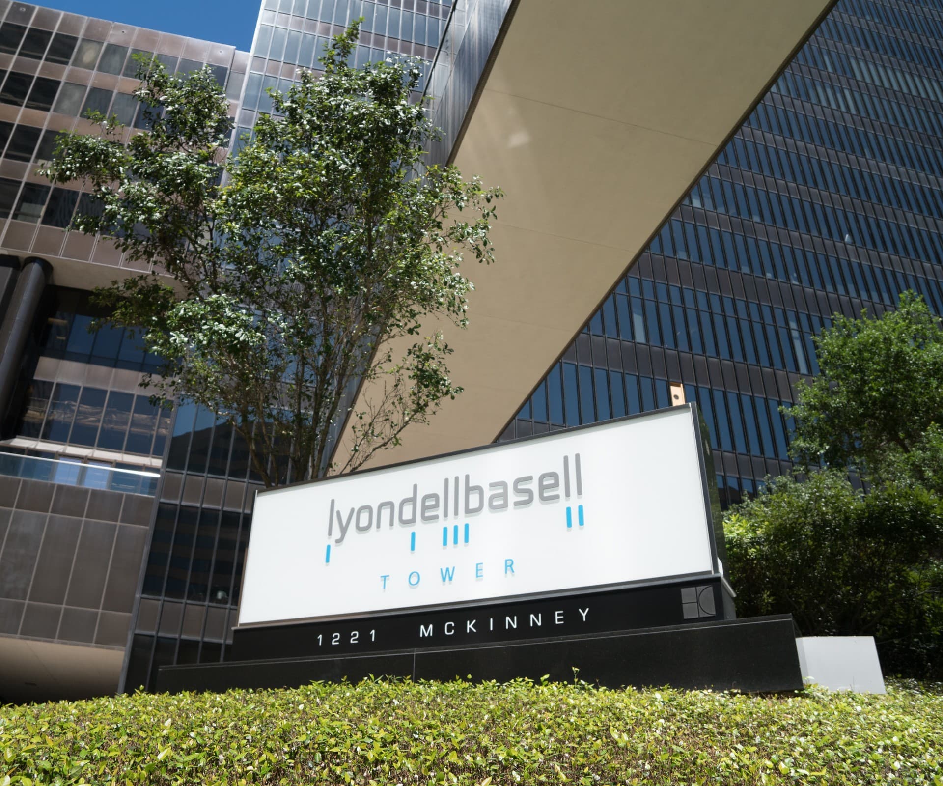LyondellBasell  And 4 Other Stocks Have High Sales Growth And An Above 3% Return on Equity