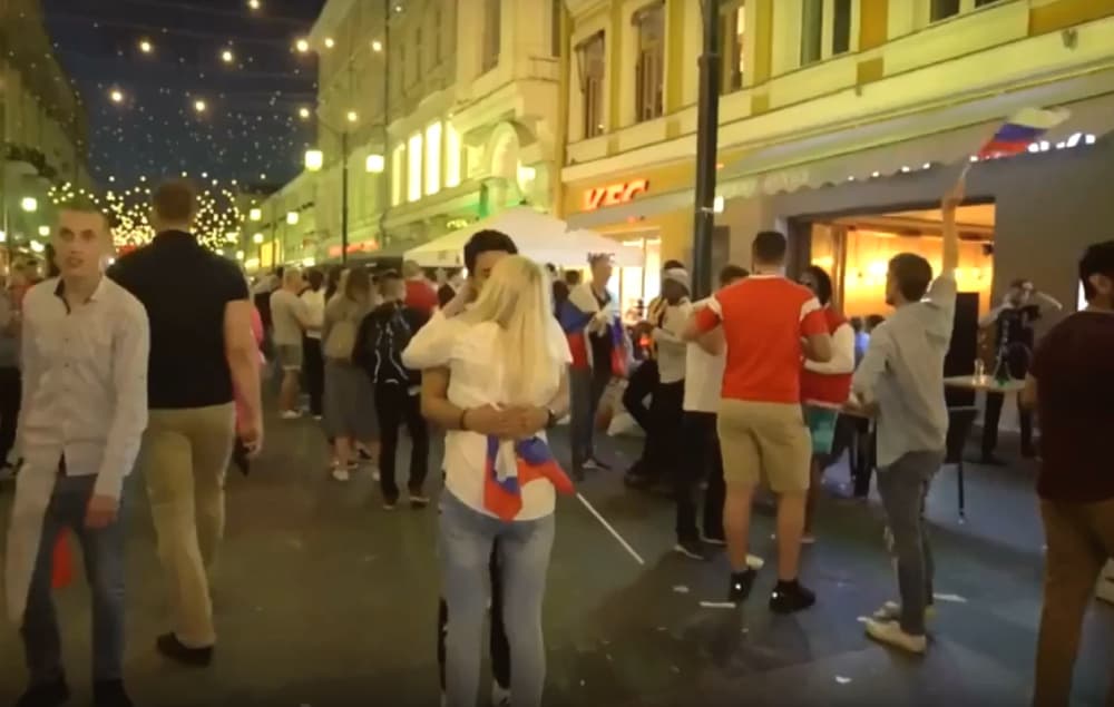 Russia World Cup fan kissing Russian girl.